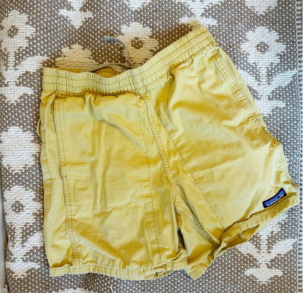 Patagonia Funhoggers 6" Shorts Mens XS Yellow Cotton Elastic Waist 57145